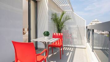 Suite estudio Confort | Caja de seguridad en la habitación y escritorio