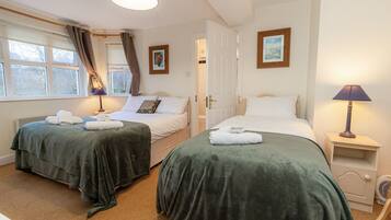 3 عدّة غرف نوم ومكواة/لوح كي وواي فاي مجانًا وملاءات أسرّة