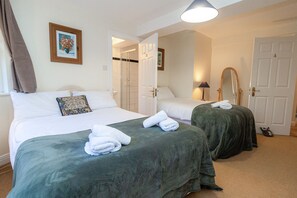 3 bedrooms, iron/ironing board, free WiFi, bed sheets - Aughrim Holiday Village No 14 (Aughrim)