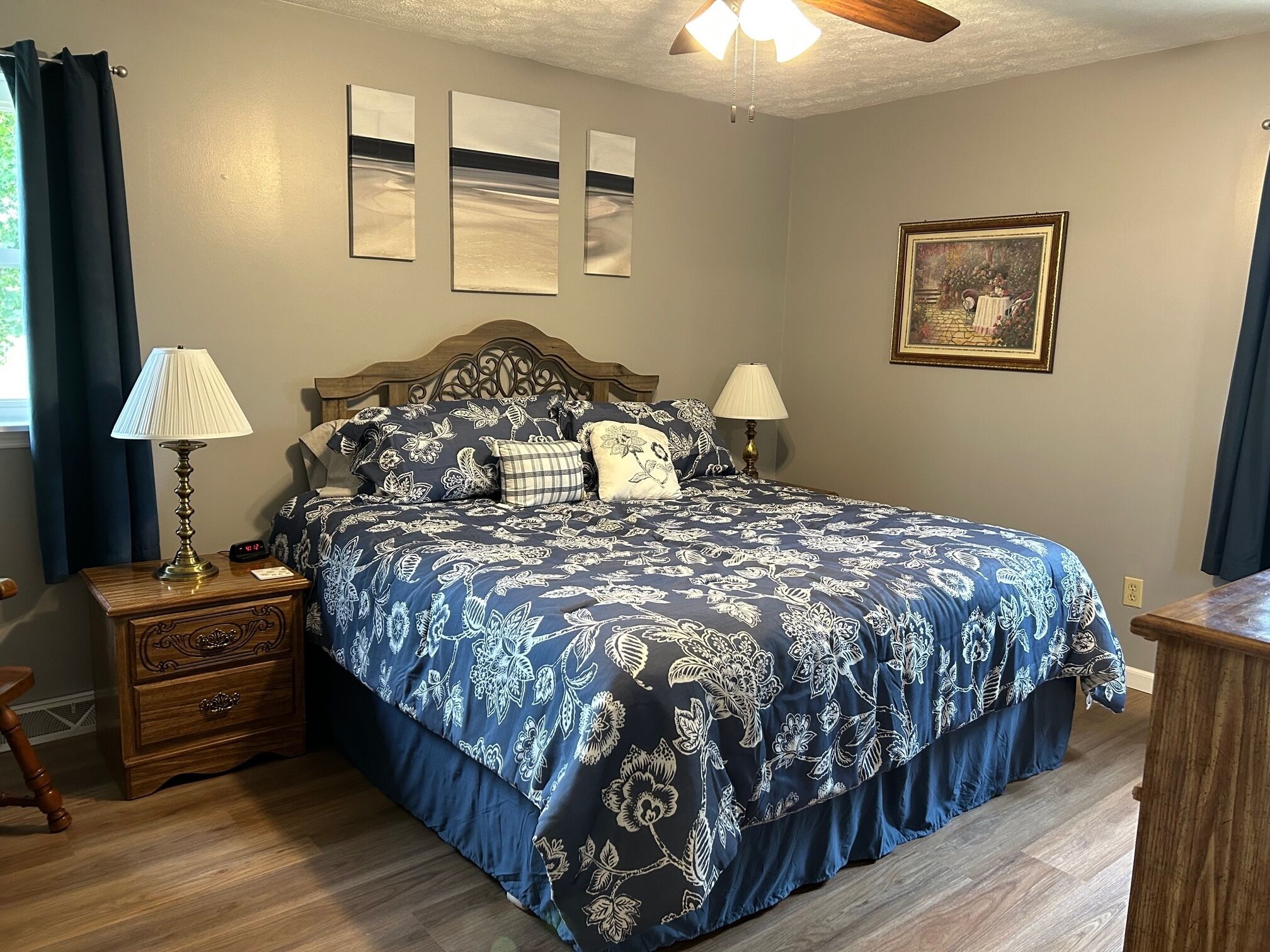 3 habitaciones, tabla de planchar con plancha y cuna de viaje 