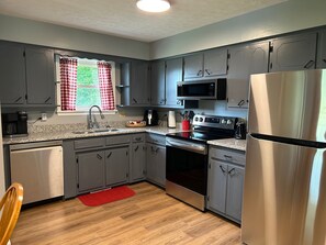 Kylskåp, mikrovågsugn, ugn och spishäll