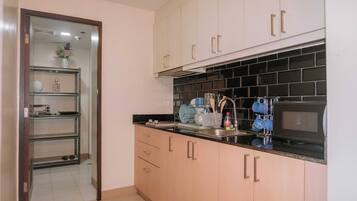 Geladeira, micro-ondas, cooktop, talheres/pratos/utensílios de cozinha