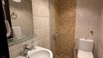 Bồn tắm và buồng tắm vòi sen riêng, máy sấy tóc, dép đi trong nhà