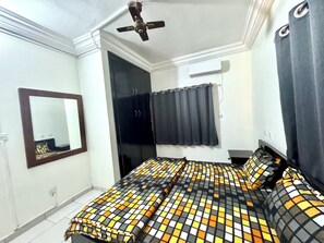 1 室のベッドルーム、デスク、WiFi (無料)、ベッドシーツ