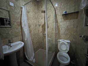 Chuveiro, produtos de toalete biodegradáveis, toalhas de banho, sabonete