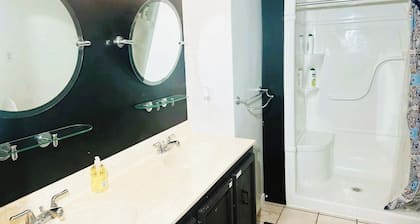 Cozy 2BER Home Near Commonwealth Stadium