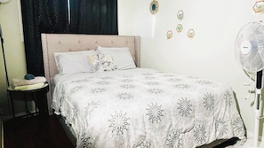 2 habitaciones, tabla de planchar con plancha y ropa de cama 