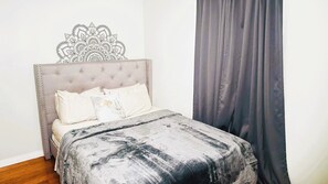 2 bedrooms, iron/ironing board, bed sheets - Cozy 2BER Home Near Commonwealth Stadium (Edmonton)