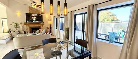 Casa, 1 habitación, para fumadores, balcón | Comedor