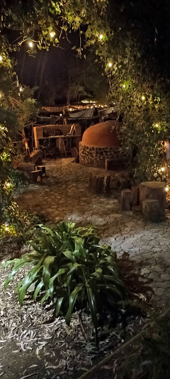 Voorkant accommodatie - avond/nacht