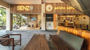 Moderni rakennus, jossa on Senz Aroma -tuoksuputiikki ja gelato-kahvila.