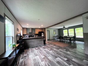 冷蔵庫、電子レンジ、オーブン、コンロ