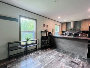 冷蔵庫、電子レンジ、オーブン、コンロ