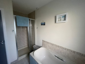 Een douche, een haardroger, handdoeken, zeep