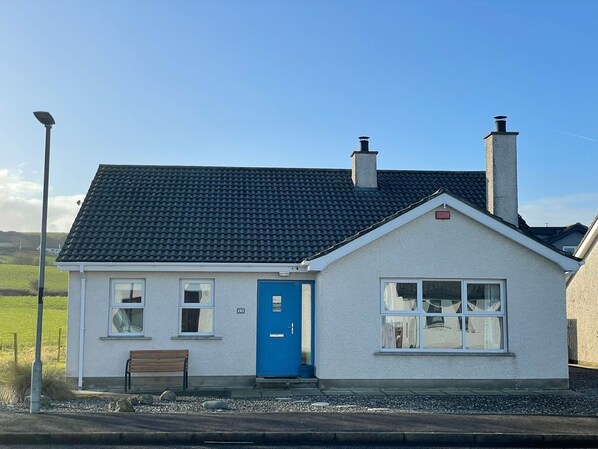 Exterior - CENTRAL PORTBALLINTRAE coastal bungalow.  (Portballintrae)