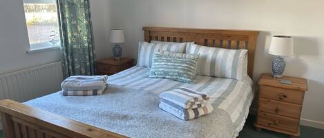 3 chambres, fer et planche à repasser, Wi-Fi, draps fournis