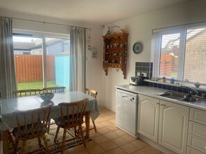 Een microgolfoven, een oven, een vaatwasser