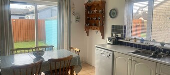 Cosy coastal bungalow in Portballintrae. Five minute drive to portrush.