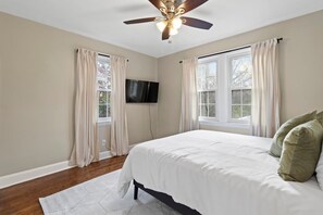 4 bedrooms, iron/ironing board, Internet, bed sheets