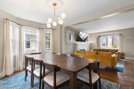 Restaurantes. Inviting 4BR/2BA in Oakley- 2 Park Spots & Lg Deck