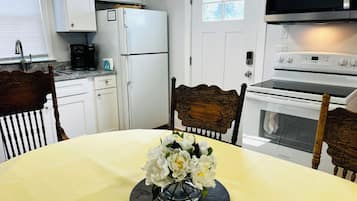 Een koelkast, een magnetron, een oven, een kookplaat