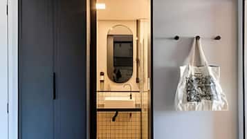 Design Apartment | Bathroom | Towels, soap, shampoo, toilet paper