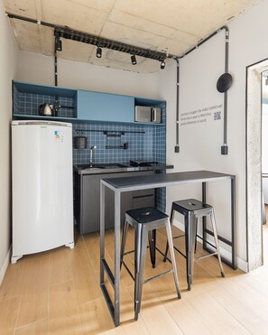 Design Apartment | Private kitchen | Fridge, stovetop, cookware/dishes/utensils - Moinho Moradia (Juiz de Fora)