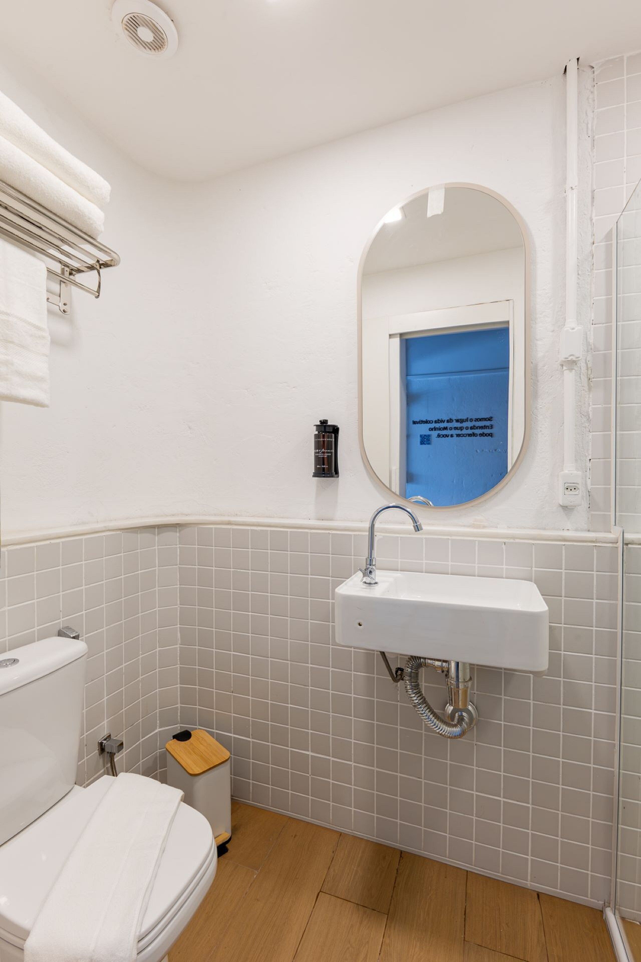 Studio | Bathroom | Towels, soap, shampoo, toilet paper