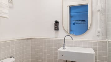 Studio | Bathroom | Towels, soap, shampoo, toilet paper