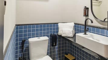 Appartement Design | Salle de bain | Serviettes fournies, savon, shampoing, papier toilette