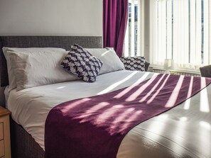 7 bedrooms, free WiFi, bed sheets - Steps from the sand, moments from the fun. (Blackpool)