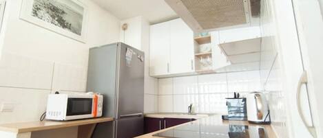 冷蔵庫、電子レンジ、オーブン、コーヒー / ティーメーカー