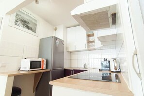 Kühlschrank, Mikrowelle, Ofen, Wasserkocher mit Kaffee-/Teezubehör