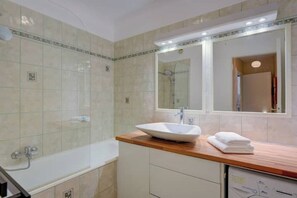 Haartrockner, Handtücher, Seife, Toilettenpapier