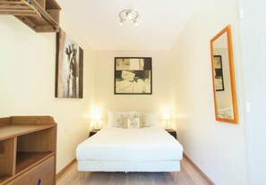 Tabla de planchar con plancha, wifi, ropa de cama