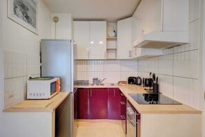 Kühlschrank, Mikrowelle, Ofen, Wasserkocher mit Kaffee-/Teezubehör