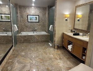 Dusche, Whirlpool, Haartrockner, Handtücher