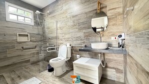 Villa | Badrum | Dusch och hårtork