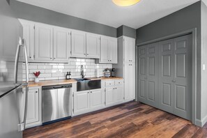 冰箱、微波炉、烤箱、炉灶