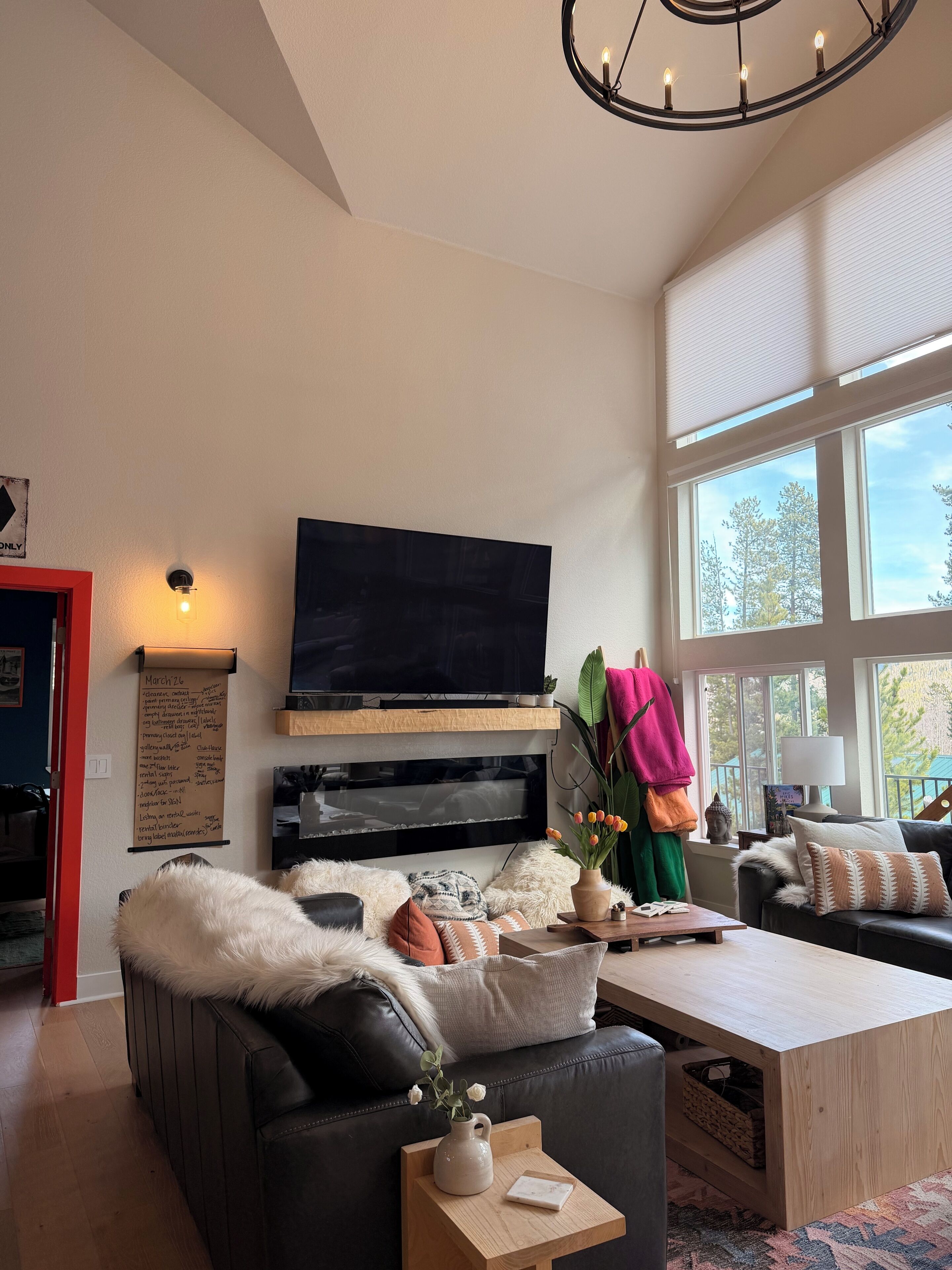 Een televisie en een open haard