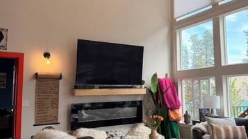 Een televisie en een open haard