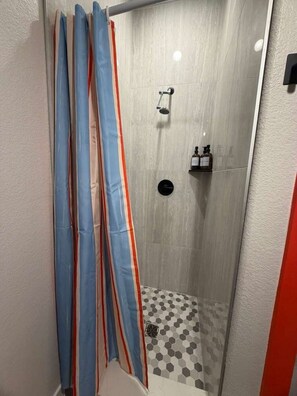 Chuveiro, secador de cabelo, toalhas de banho, sabonete