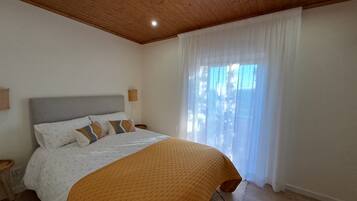 3 slaapkamers, een strijkplank/strijkijzer, wifi, beddengoed