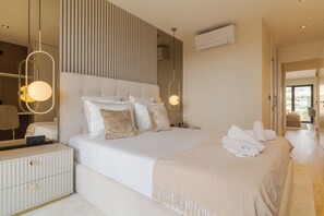 2 habitaciones, escritorio y tabla de planchar con plancha 