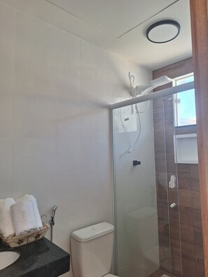 Dusj, håndklær, såpe og toalettpapir