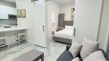 1 habitación, tabla de planchar con plancha, wifi y ropa de cama