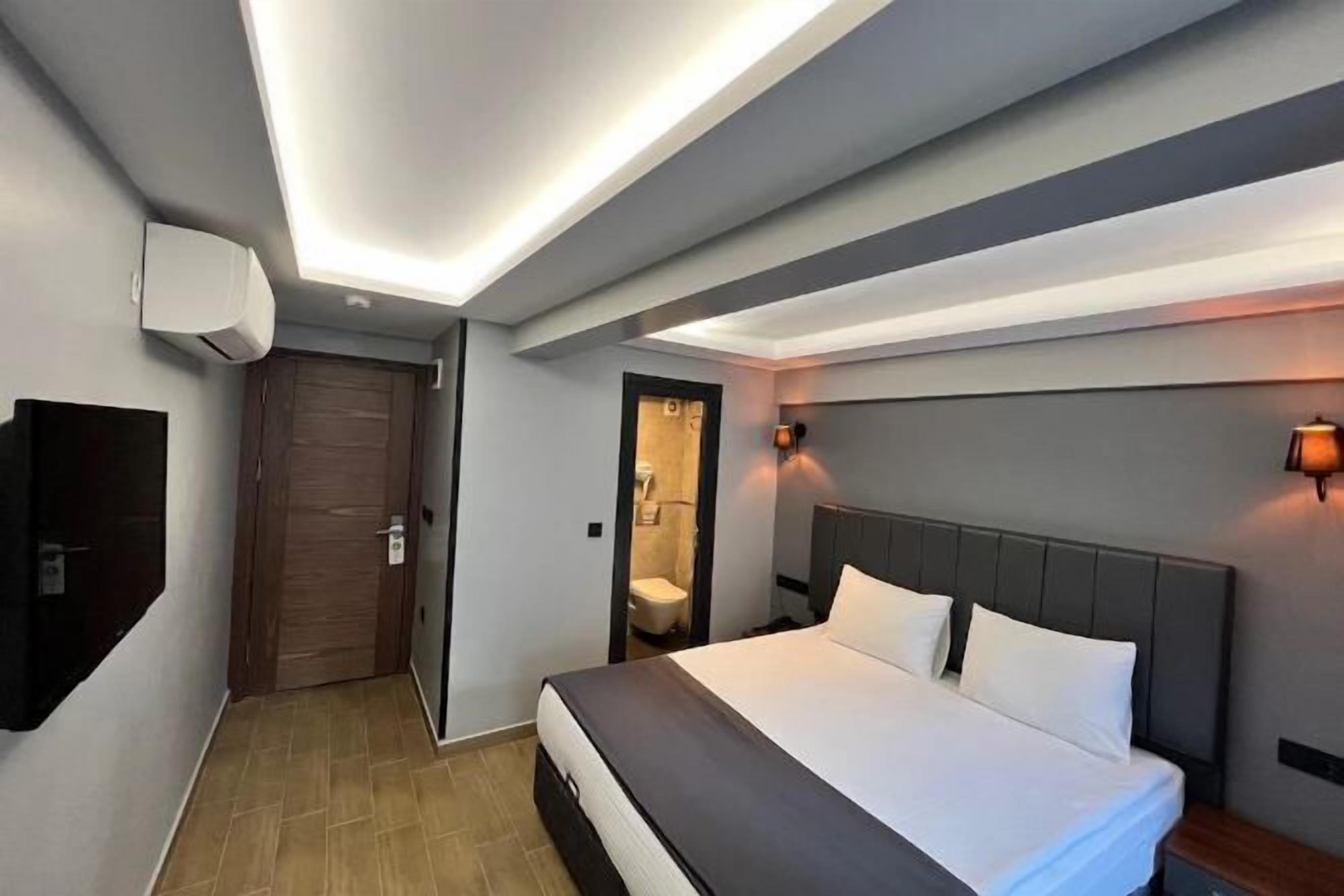 Minibar, laptop workspace, free WiFi