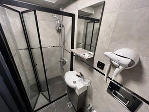 エコノミールーム | バスルーム | シャワー、ヘアドライヤー、スリッパ、タオル