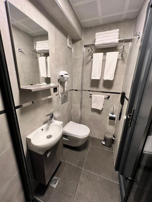 Family Quadruple Room | Bathroom - DUBAI PANSIYON (Istanbul)
