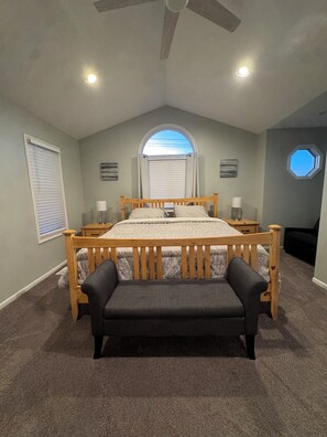 3 slaapkamers, een strijkplank/strijkijzer, gratis wifi, beddengoed